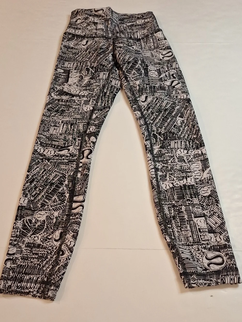 #908 Lululemon leggings size 2